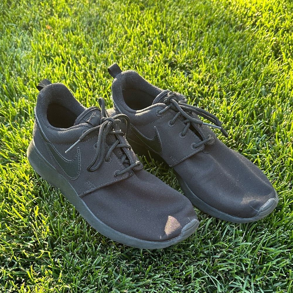 Nike Roshe One All Black sneakers